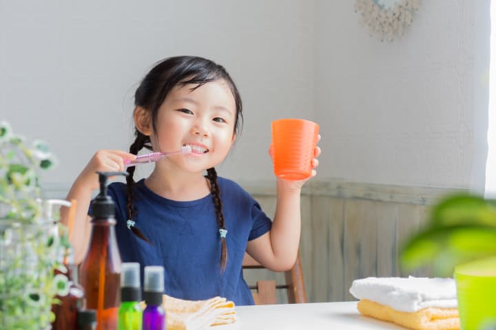 子どもが歯科検診を受けて毎日歯磨きを頑張るイメージ