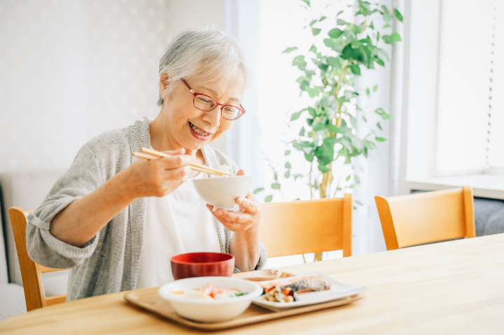 入れ歯を修理し快適に食事ができるようになった高齢女性