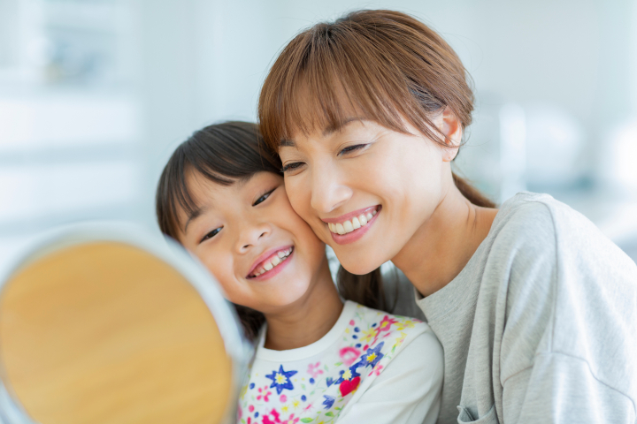 プレオルソの後戻りを予防し矯正をする子どもとその母親