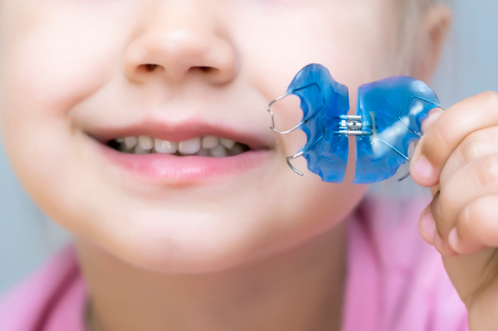 プレオルソの後戻りを防ぐためにリテーナーを装着する子ども