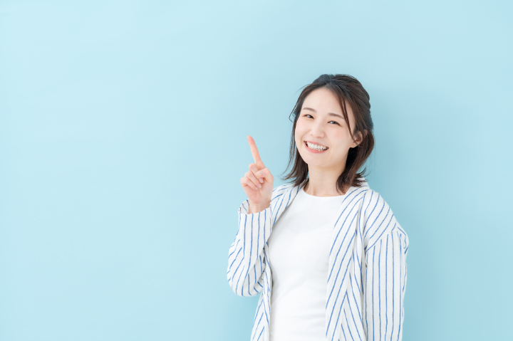 インビザラインのマウスピースの装着時間が短いとどんなリスクがあるか紹介する女性