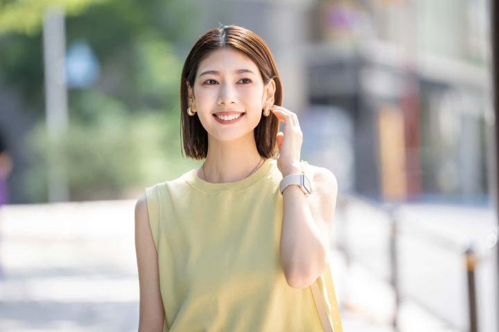 マウスピース矯正で受け口を改善できて笑顔の女性