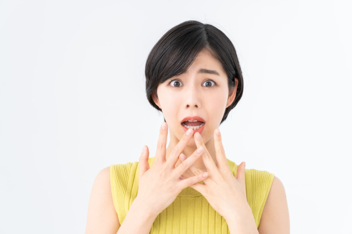 矯正治療中に虫歯になる原因を知って驚く女性