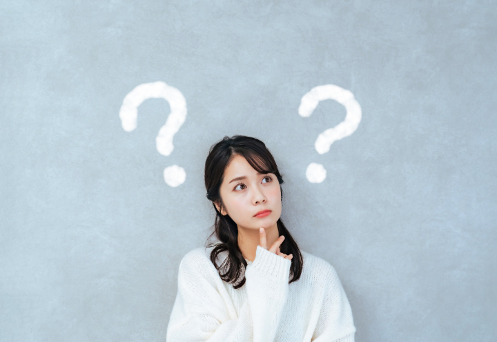 歯を失うとどのようなリスクがあるのか考える女性