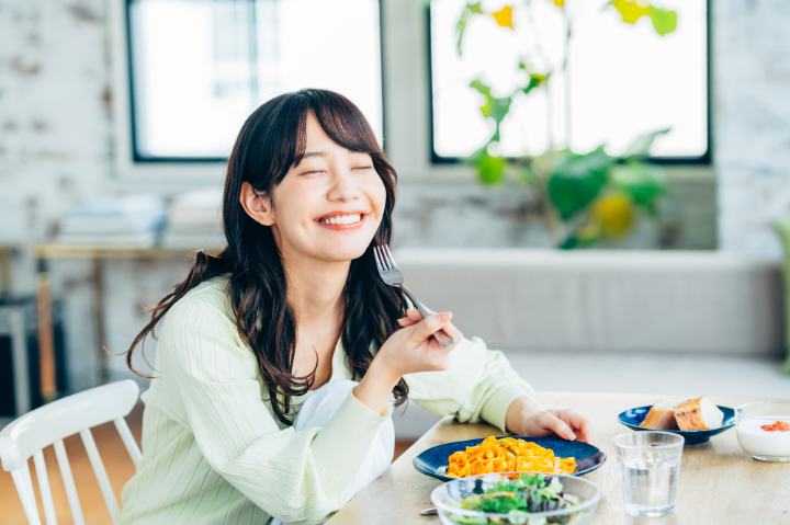 歯周病の外科治療を終えて食事を楽しめるようになった女性