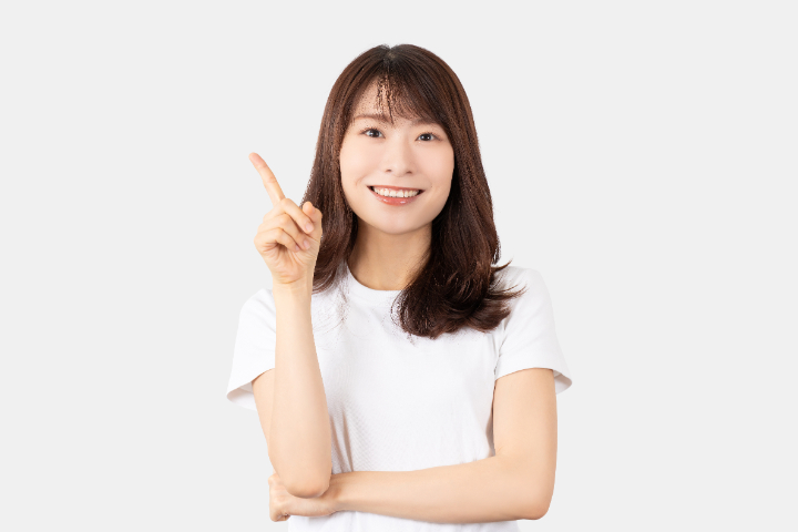 マウスピース矯正で歯を削る理由を紹介する女性
