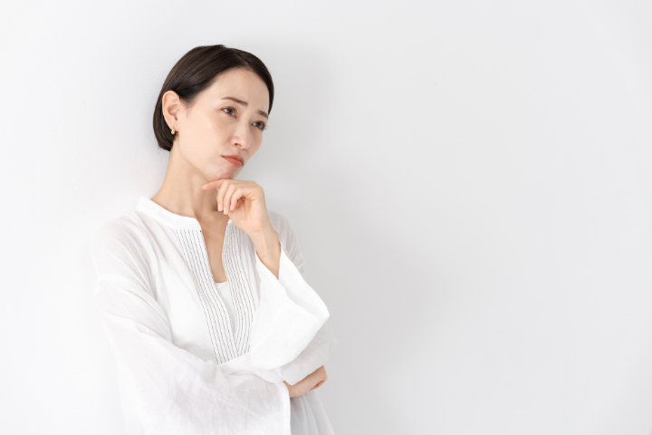 どのようにして歯を削るのか考える女性