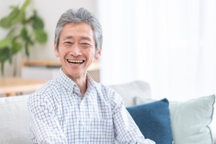 適切なお手入れで入れ歯を使用する高齢男性