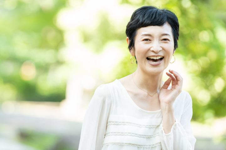 歯周病を治療して笑顔の女性