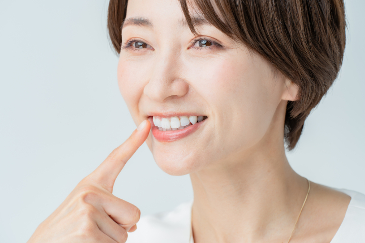 歯石を予防しきれいな歯を見せる笑顔の女性