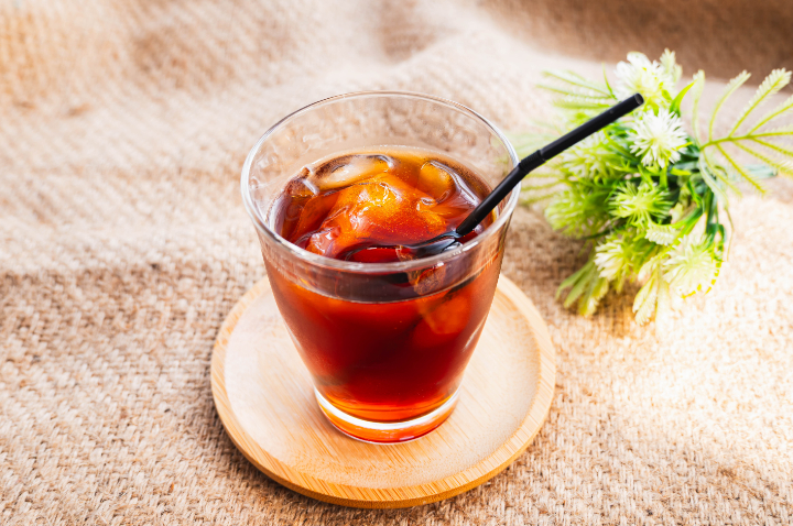 コーヒーをストローを使用して飲むイメージ