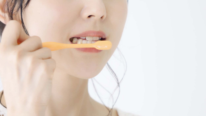 歯周病の進行を抑える為に丁寧に歯磨きをするイメージ