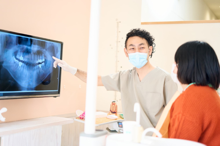 歯周病治療について歯科医と話す患者