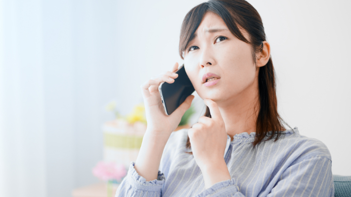 アタッチメントが取れてしまい歯科医院へ連絡する女性