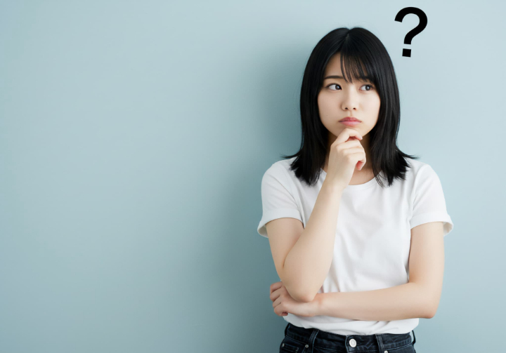 インビザラインで抜歯が必要なケースを考える女性