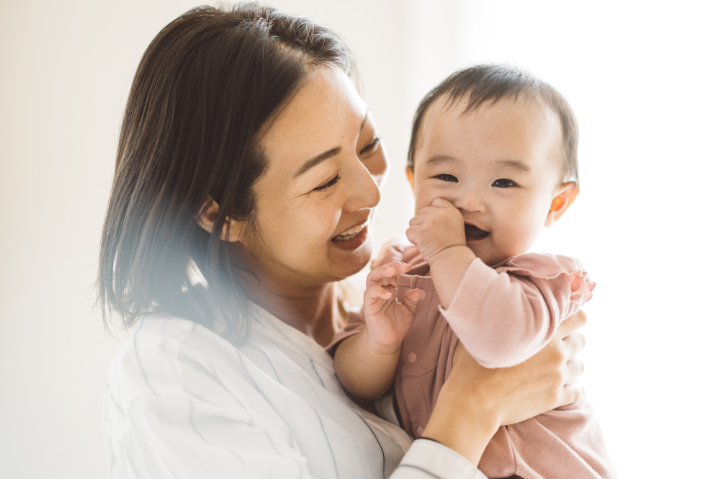 出っ歯の主な原因の指しゃぶりをする子ども