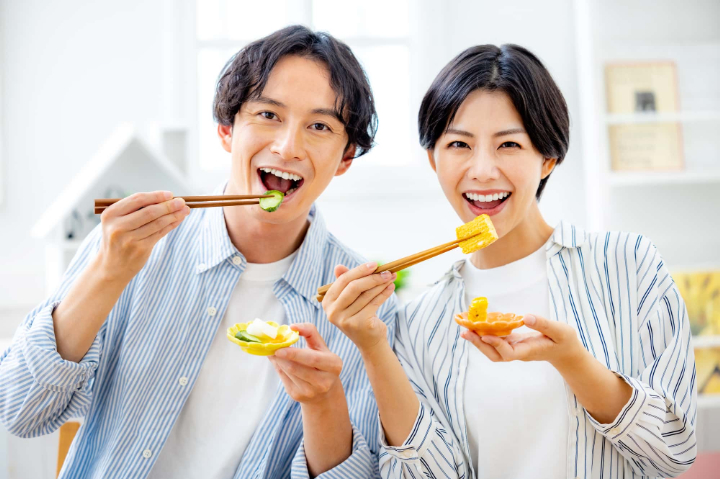 奥歯の虫歯治療をして笑顔で食事をする男女