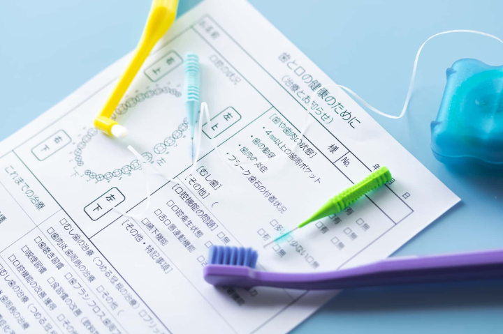 奥歯の虫歯を予防する為のデンタルケア用品と定期歯科検診を受けるイメージ