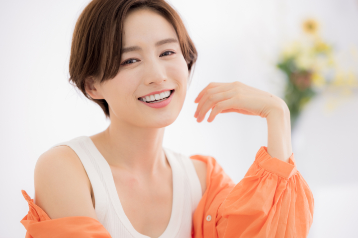 出っ歯の矯正治療が終わり笑顔に自信が出た女性
