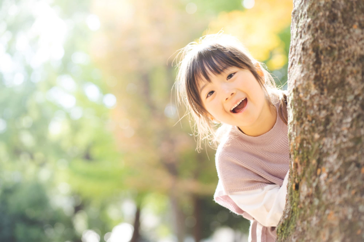 かくれんぼをするプレオルソで矯正した綺麗な歯ならびの子ども